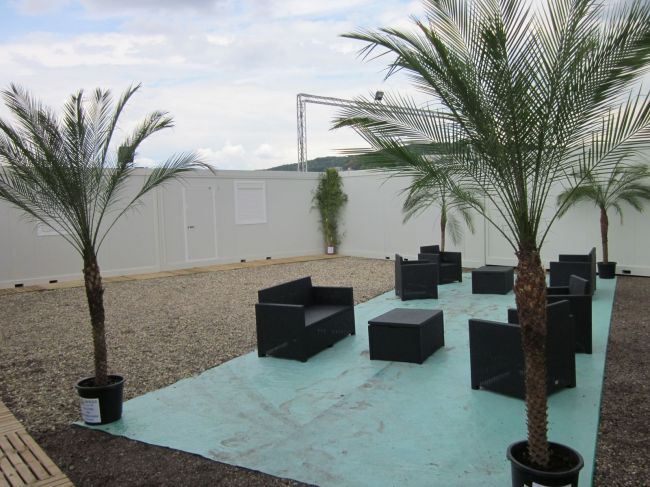 Canapé lounge en résine avec coussins et fauteuil lounge en résine avec coussins en Normandie